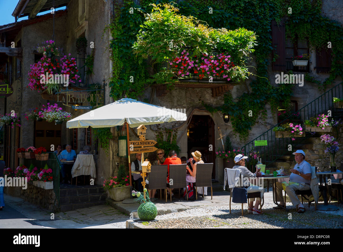 American Diner im Restaurant-Café La Raboue in der historischen mittelalterlichen Stadtteil Yvoire von Lac Léman, Genfersee, Frankreich Stockfoto