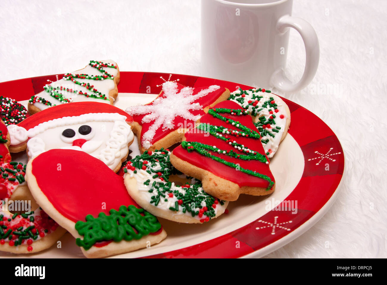 Christmas Cookies Platte und Kaffee Tasse Stockfoto