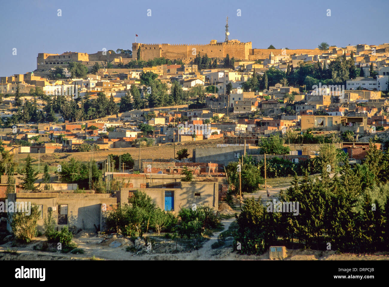 Tunesien, Le Kef. Die Zitadelle über der Stadt dominiert die Gegend. Hinweis Fernmeldeturm gegenübergestellt, Jahrhunderte alten Fort. Stockfoto