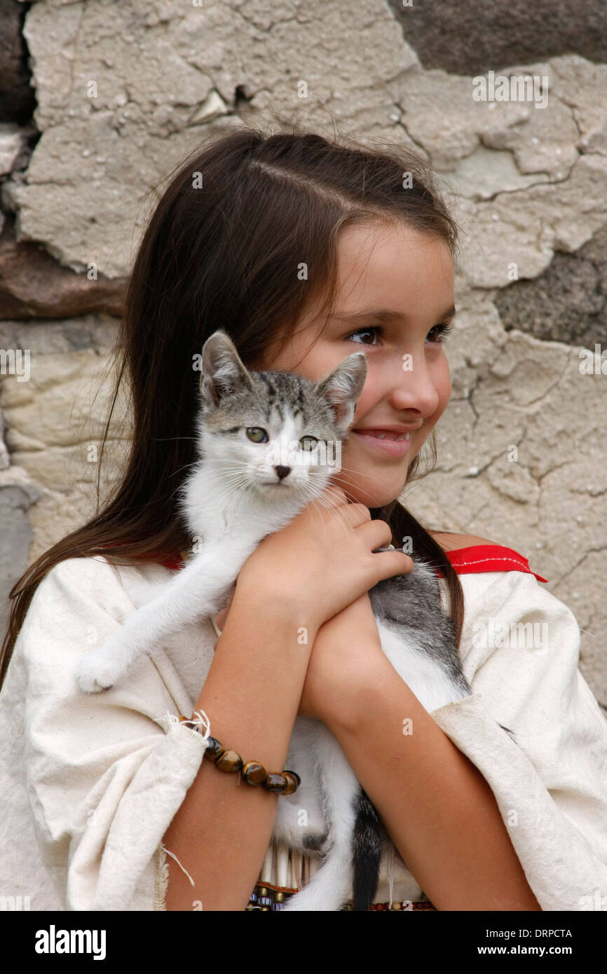 Eine Native American Indian Girl hält eine Kätzchen Stockfoto