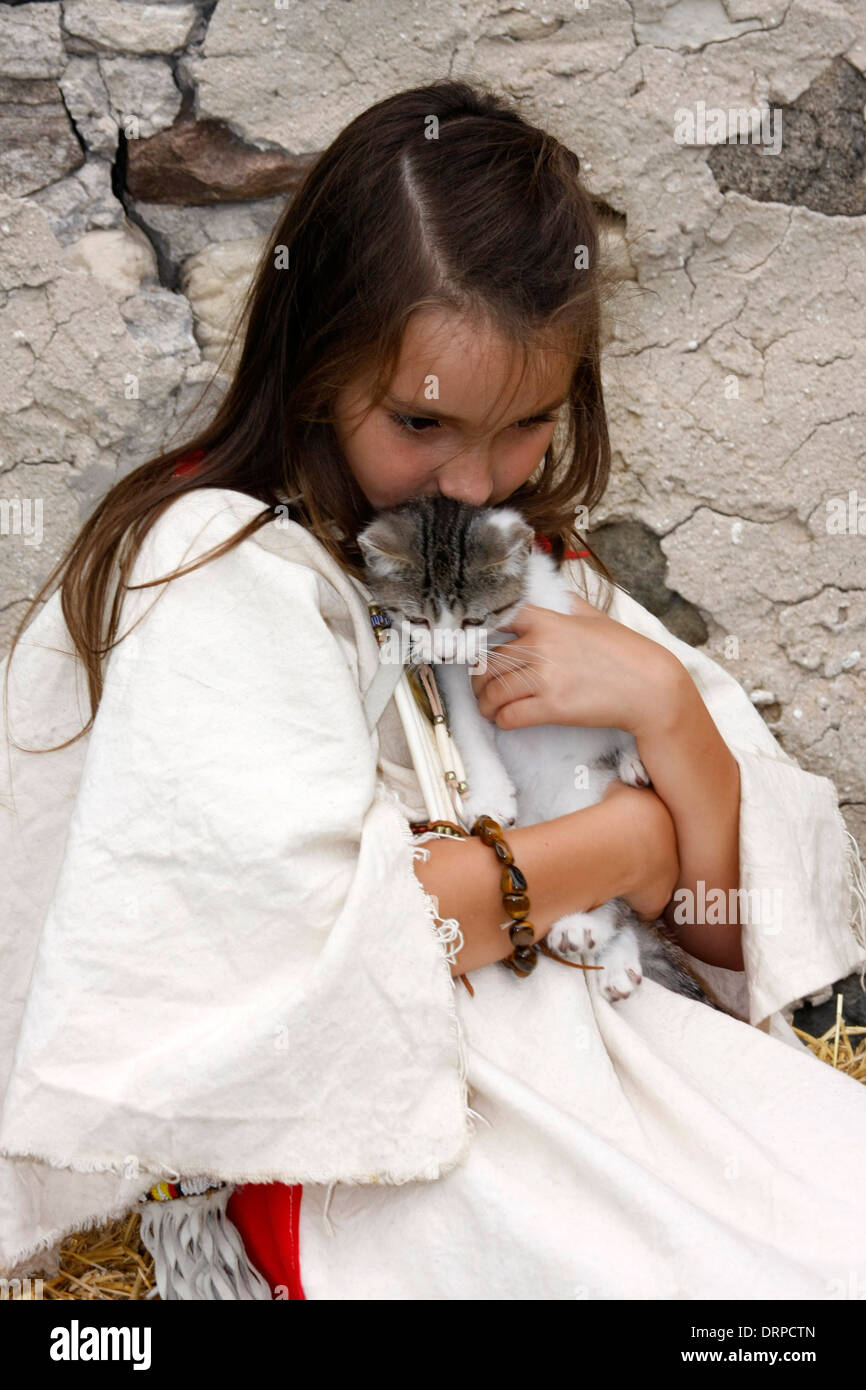 Eine Native American Indian Girl umarmt eine Kätzchen Stockfoto