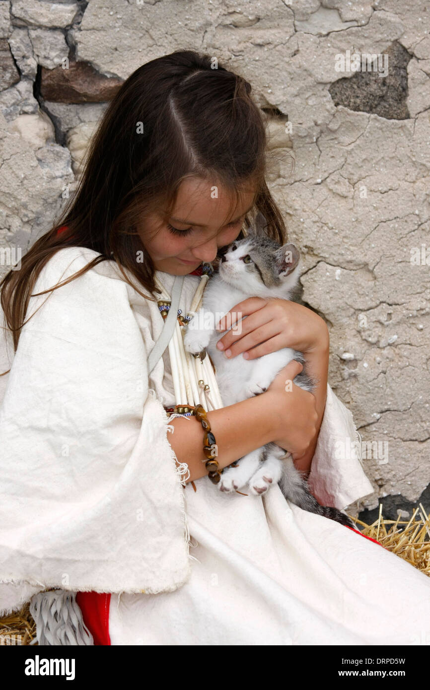 Eine Native American Indian Girl hält eine Kätzchen Stockfoto