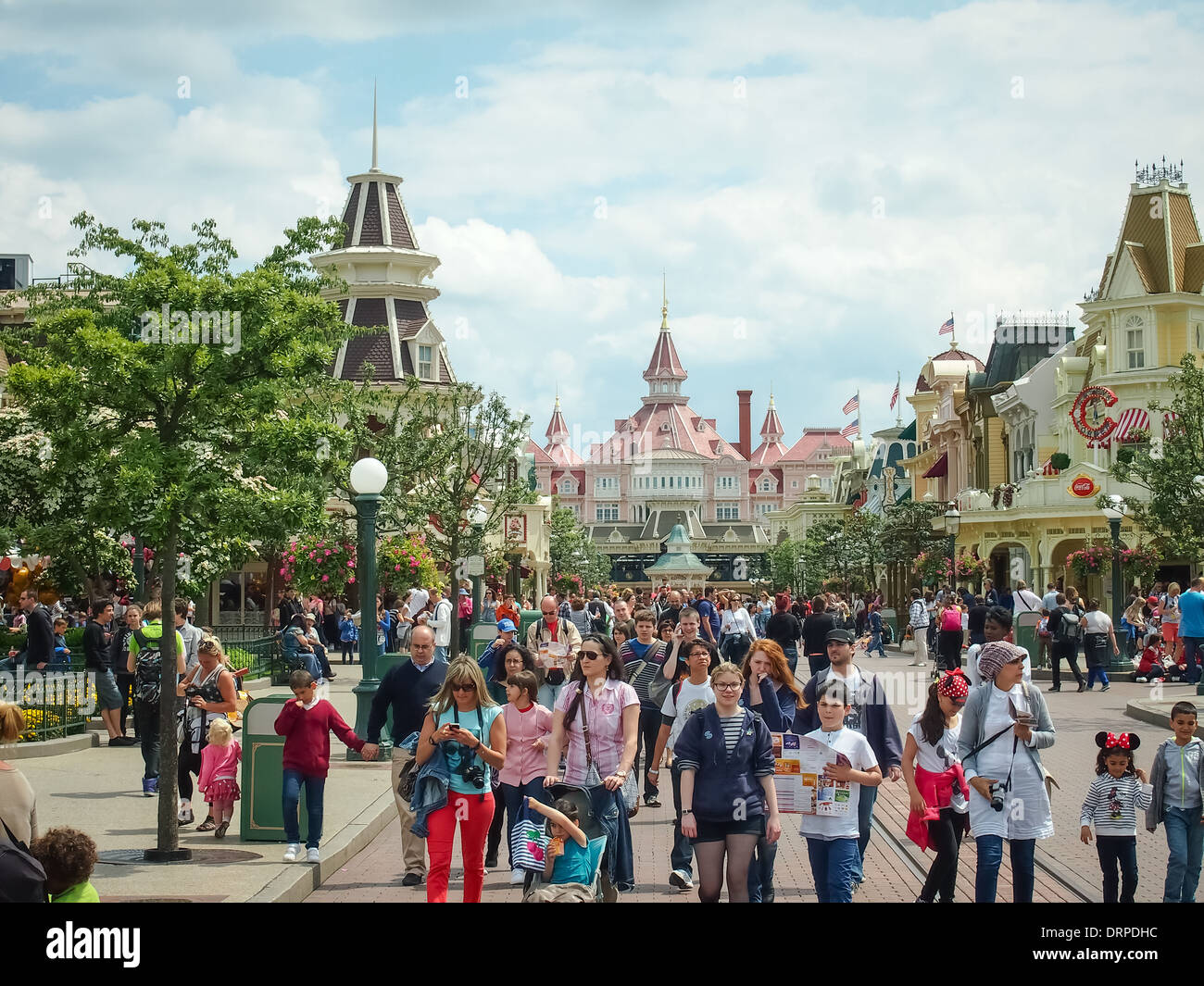 Main Street, Disneyland Paris mit Blick auf den Eingang des Parks und das Disneyland hotel Stockfoto