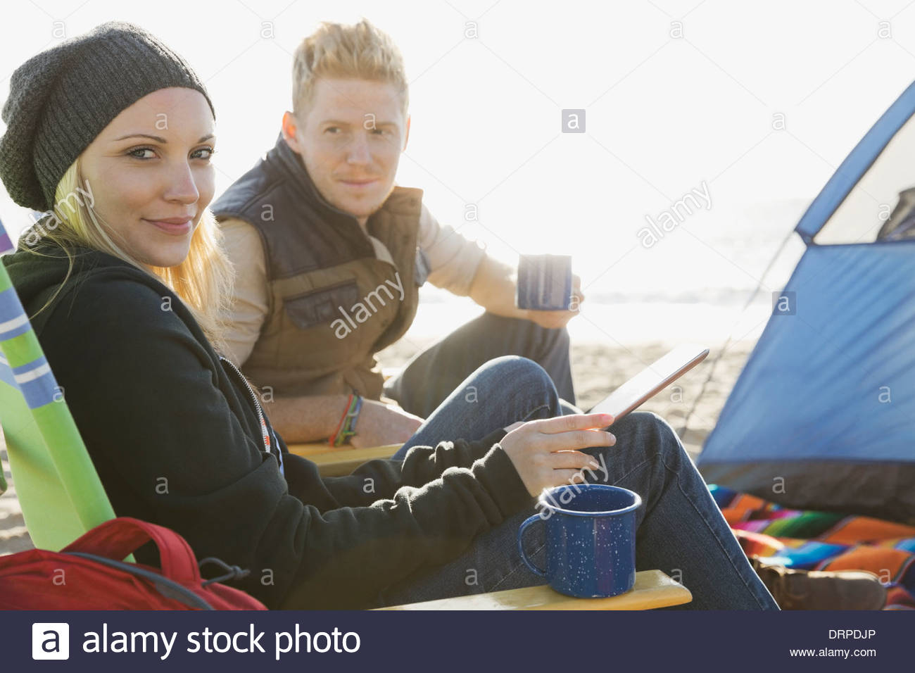 Paar am Strand camping Stockfoto