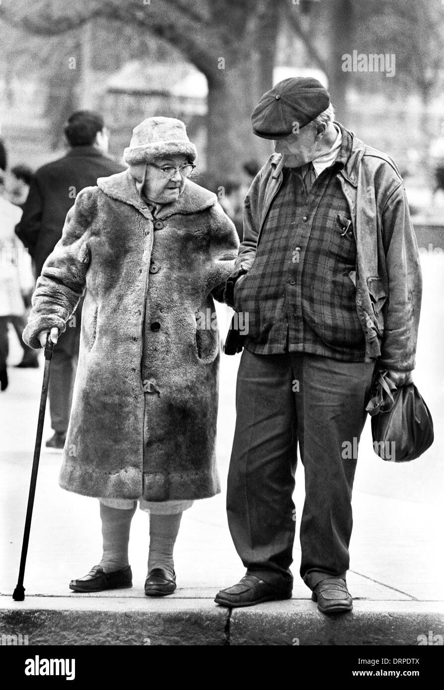Eine liebevolle ältere heiratete paar Stand an einer Straßenecke in Boston, MA. Stockfoto