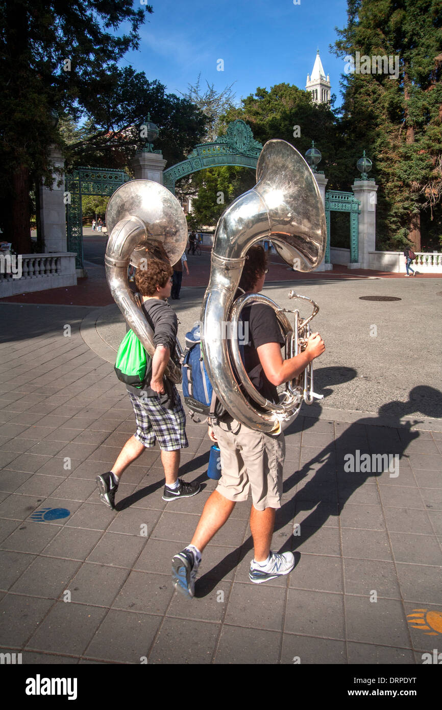 College-Band-Musiker tragen ihre Tuben vorbei Sather Gate auf dem Campus der University of California, Berkeley Stockfoto