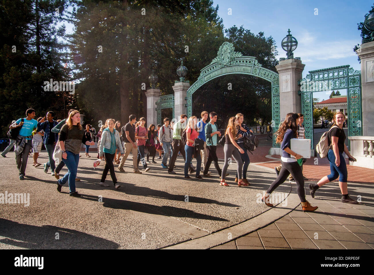 Gemischtrassige Studenten vorbeigehen Sather Gate auf dem Campus der University of California in Berkeley. Stockfoto