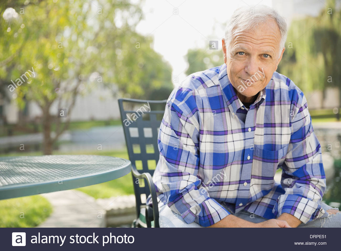 Porträt von senior Mann sitzt im freien Stockfoto