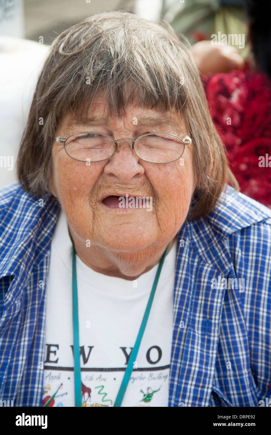Eine ältere Hispanic Frau posiert in einem Slum-Viertel von Stanton, CA. Stockfoto