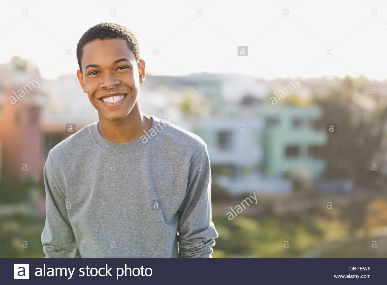 Porträt von lächelnden jungen Mann im freien Stockfoto