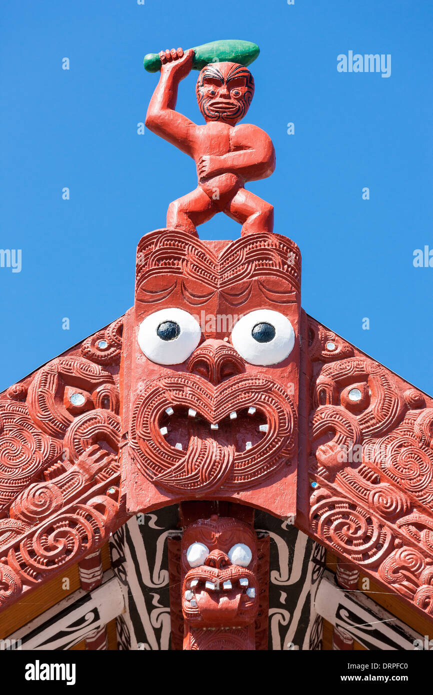 Koruru oder Vorfahren Kopf. Traditionelle Maori schnitzen Wharenui Meeting House in Whakarewarewa Thermal Village Rotorua New Zealand Stockfoto