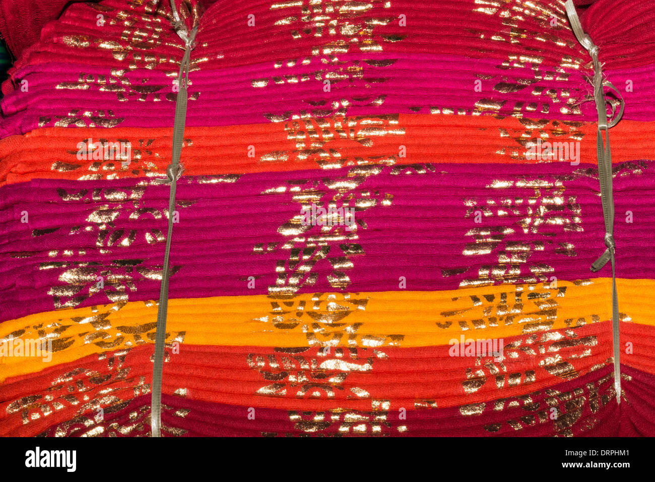 Indien, Rajasthan, Jodhpur, Textilien, Stapel von gebündelten Baumwollschals Stockfoto