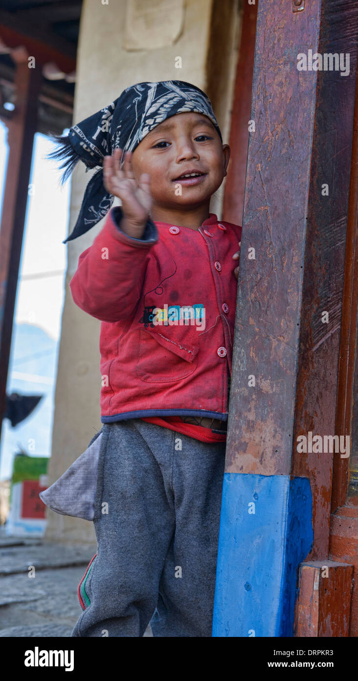 Abschied: Gurung junge in Ghandruk Dorf in der Annapurna Region Nepal Stockfoto