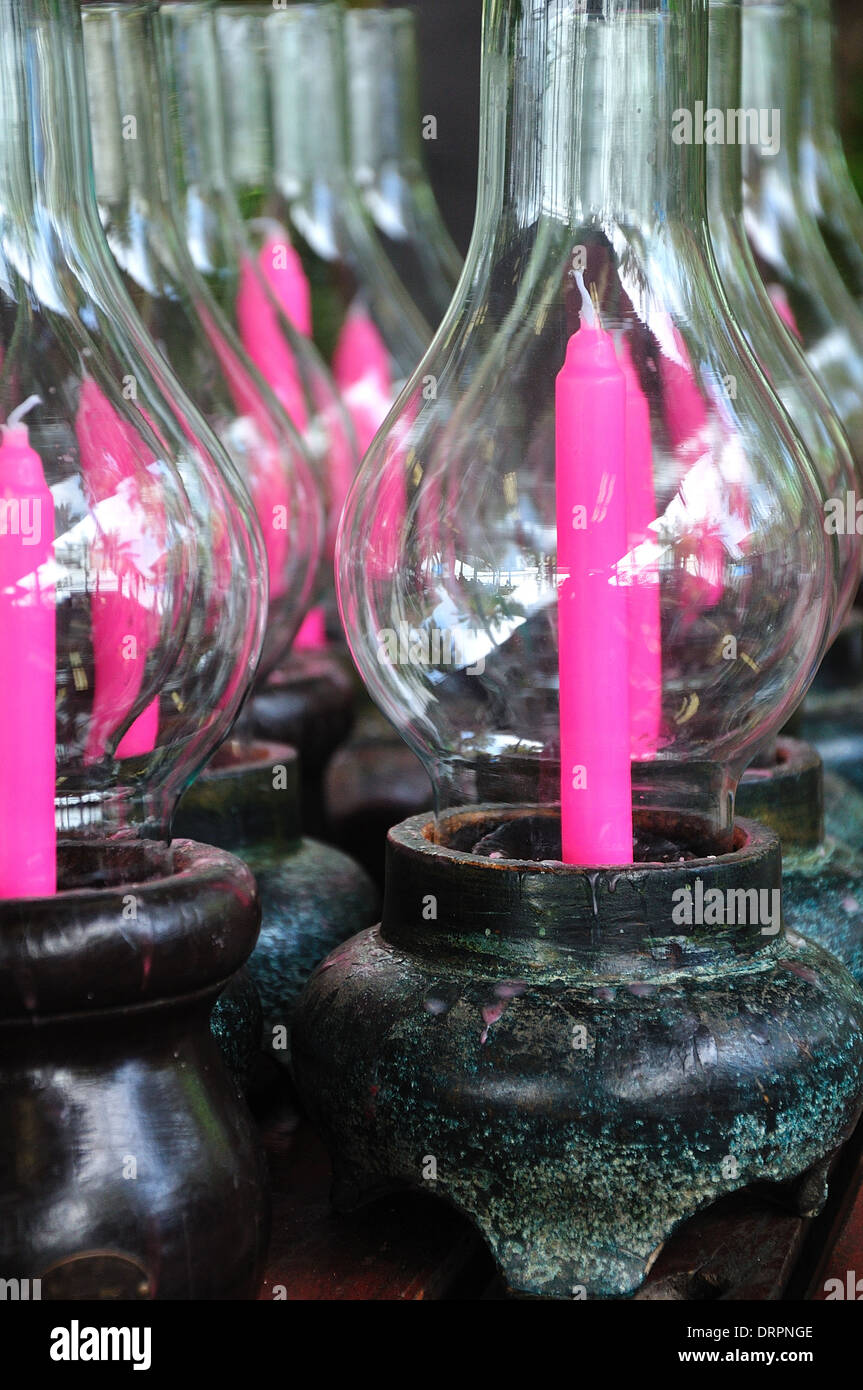 Rosa Kerze in Glas Schüssel mit Stockfoto