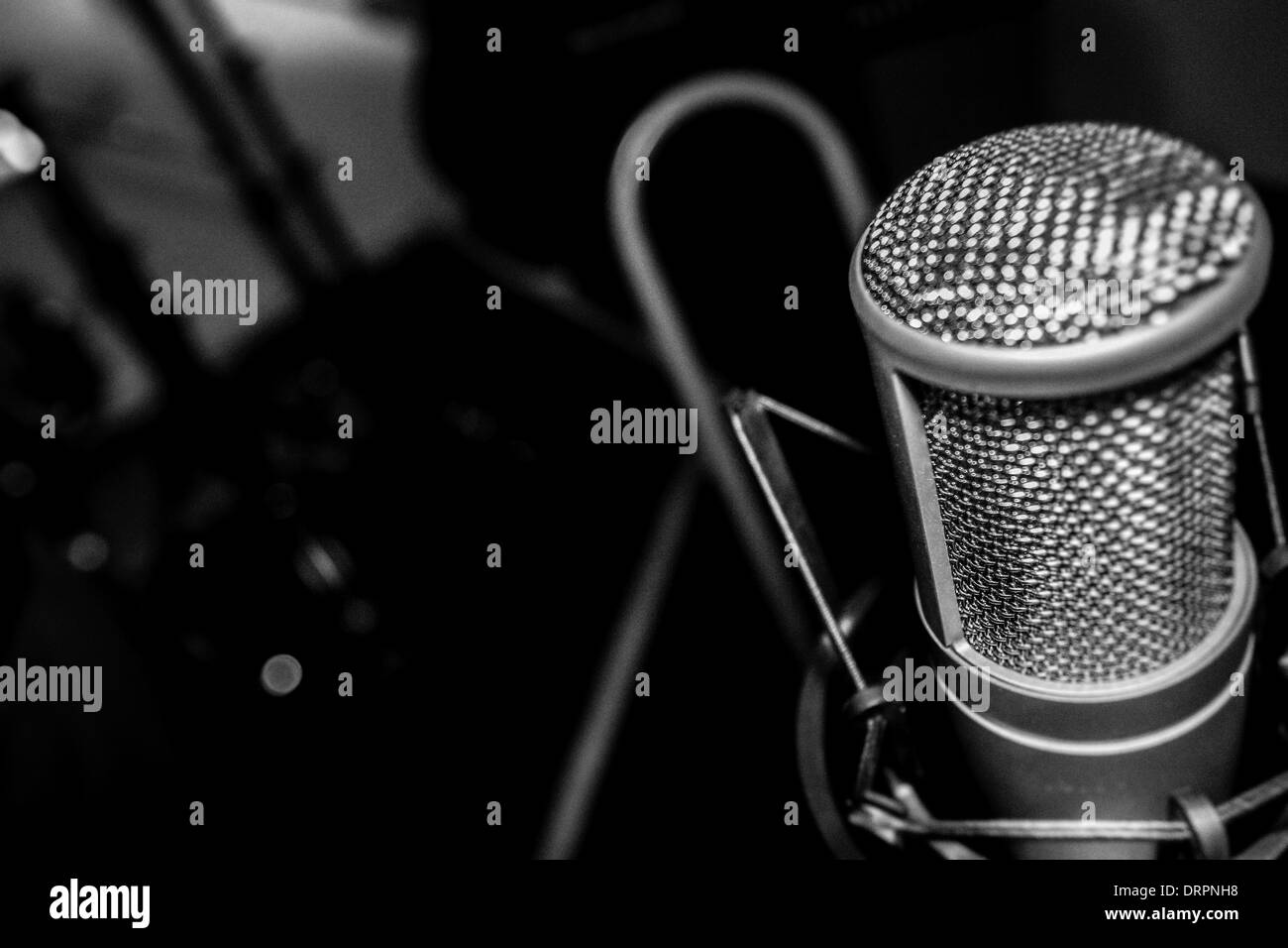 Studio-Mikrofon in Schock Mund im studio Stockfoto