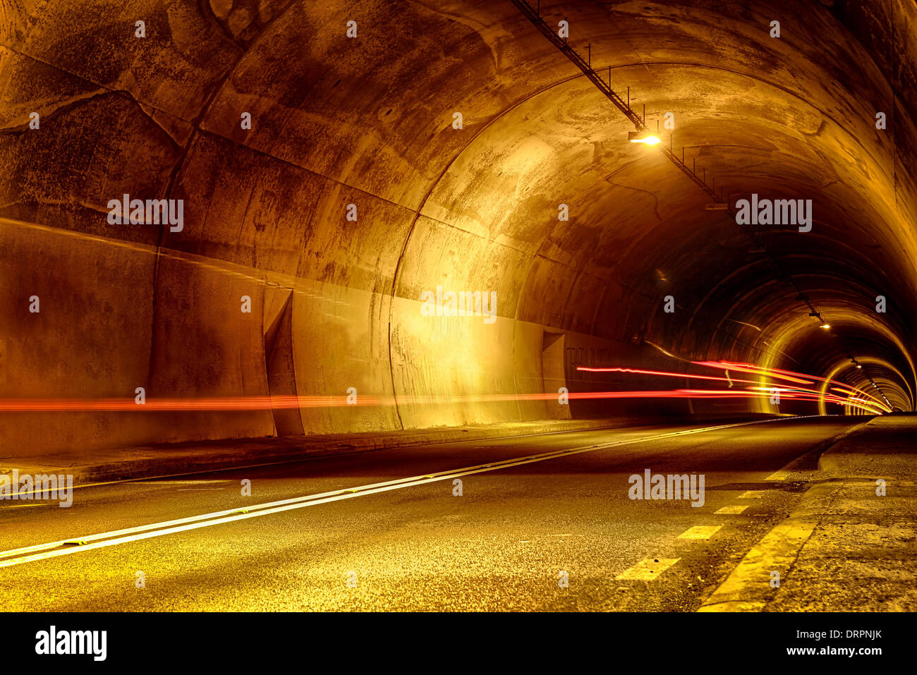 Tunnel in der Nacht mit Spuren des Lichts Stockfoto