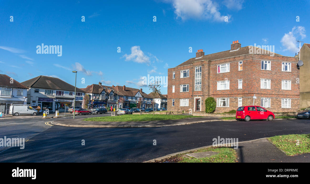 Eine Ansicht eines Mehrfamilienhauses und Shopping parade vor blauem Himmel, auf dem nork Seite von banstead Dorf, Surrey, England, Großbritannien. Stockfoto