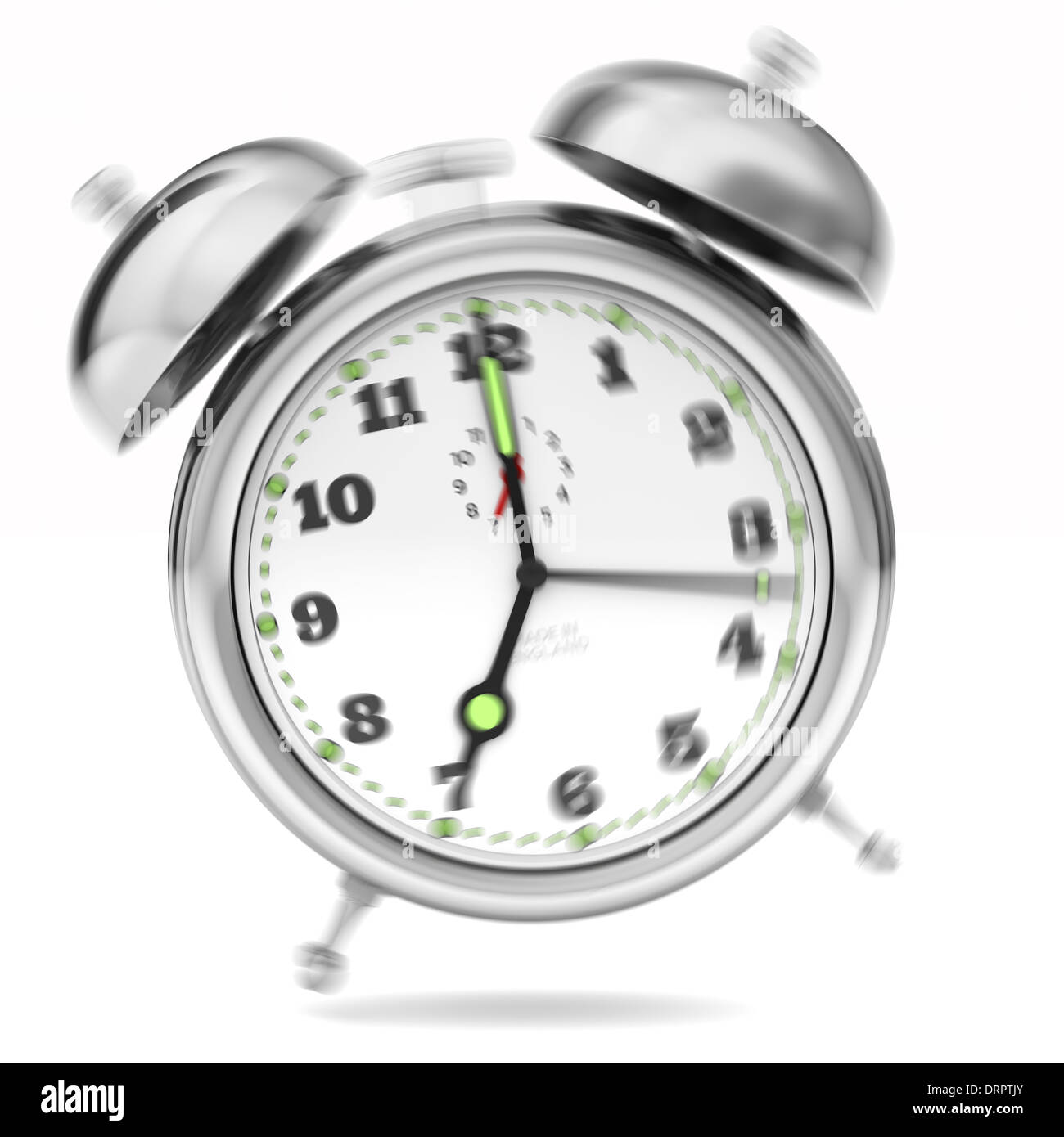 Wecker klingelt. Verchromtem glänzendem Metall. Nahaufnahme isoliert auf weißem Hintergrund. Schlagen Sie mit dem Hammer auf die Glocken Springender Action-Effekt. Zeiger mit 7 Uhr Stockfoto