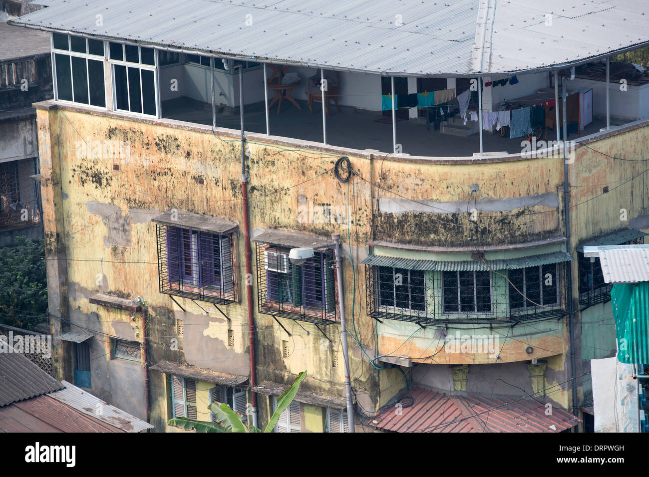 Eine baufällige Gebäude in Kalkutta, Indien. Stockfoto
