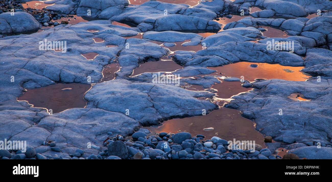 Rock-Pools bei Sonnenuntergang, Easky, County Sligo, Irland. Stockfoto