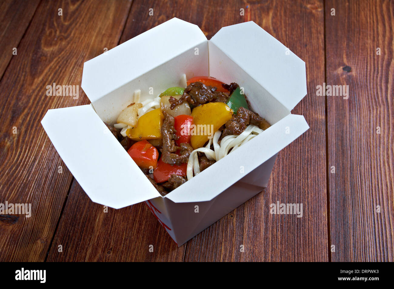 Rindfleisch in Scheiben schneiden und Udon-noodle.chinese Küche in Take-out-box Stockfoto