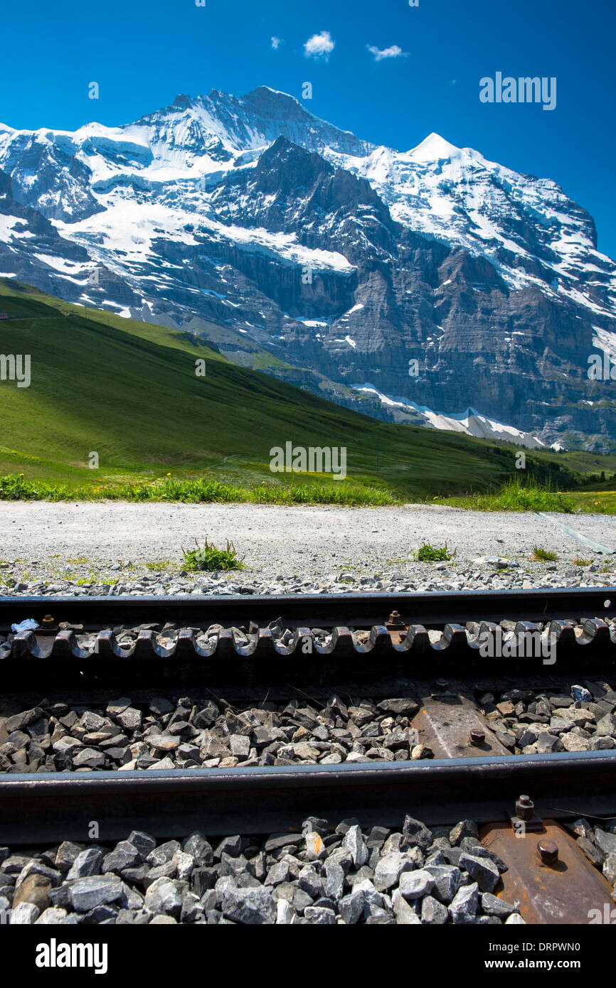 Für die Jungfraubahn Standseilbahn Zahnradbahn Zug von Kleine Scheidegg zum Jungfrau-Gipfel im Schweizer Alpen Berner Oberland, Schweiz Stockfoto