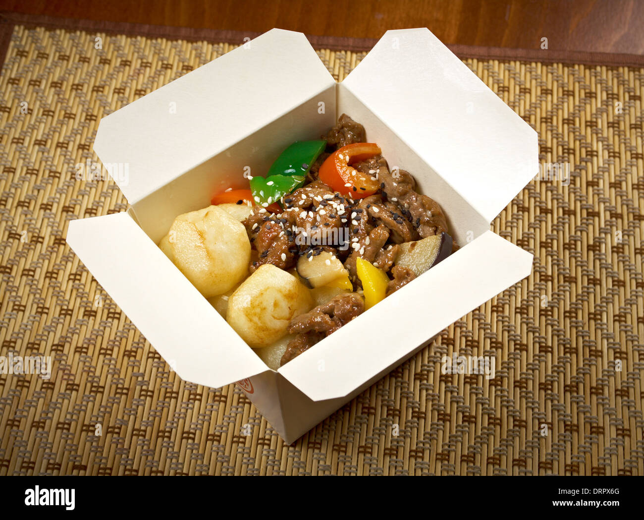 Essen zum Mitnehmen-Rindfleisch in Scheiben schneiden und potato.chinese Küche in Take-out-Box Stockfoto