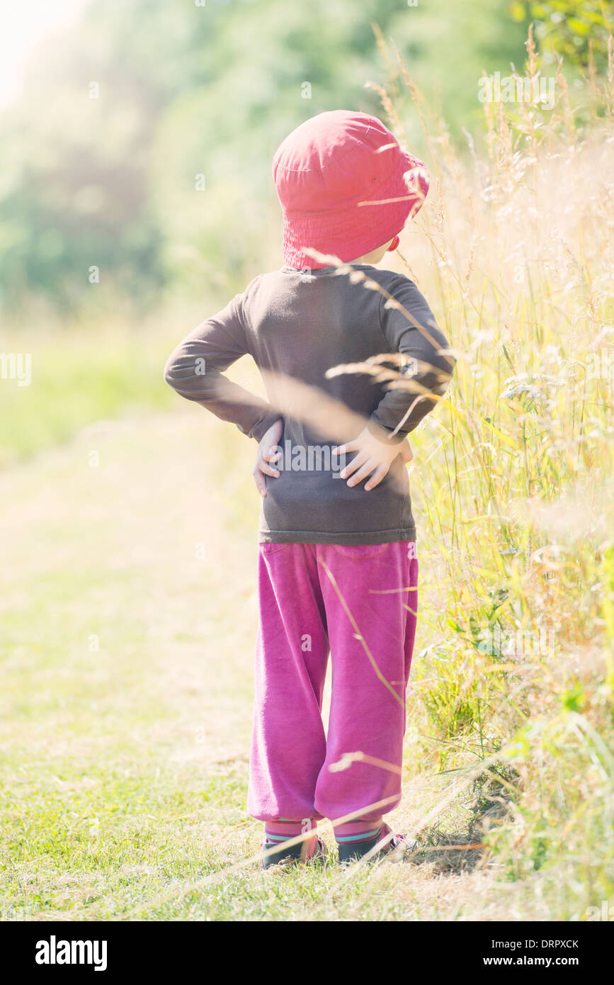 Ruhigen Sommer-Szene. Junges Mädchen in Einstellung Naturbeobachtung Pflanzen und Blumen. Stockfoto