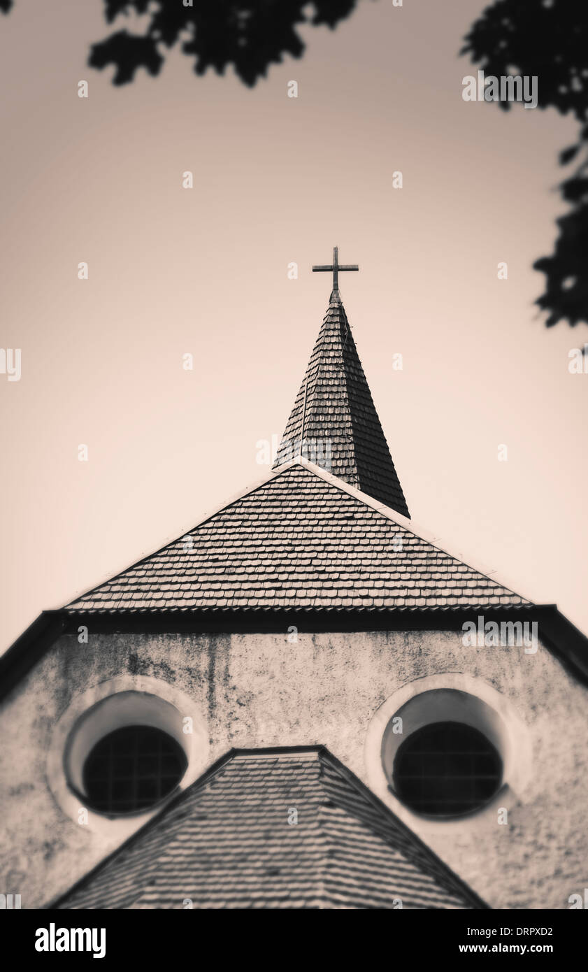 Fassade der alten Kirche sah fast aus wie ein Gesicht mit zwei runden Fenster für Augen, Schweden Stockfoto