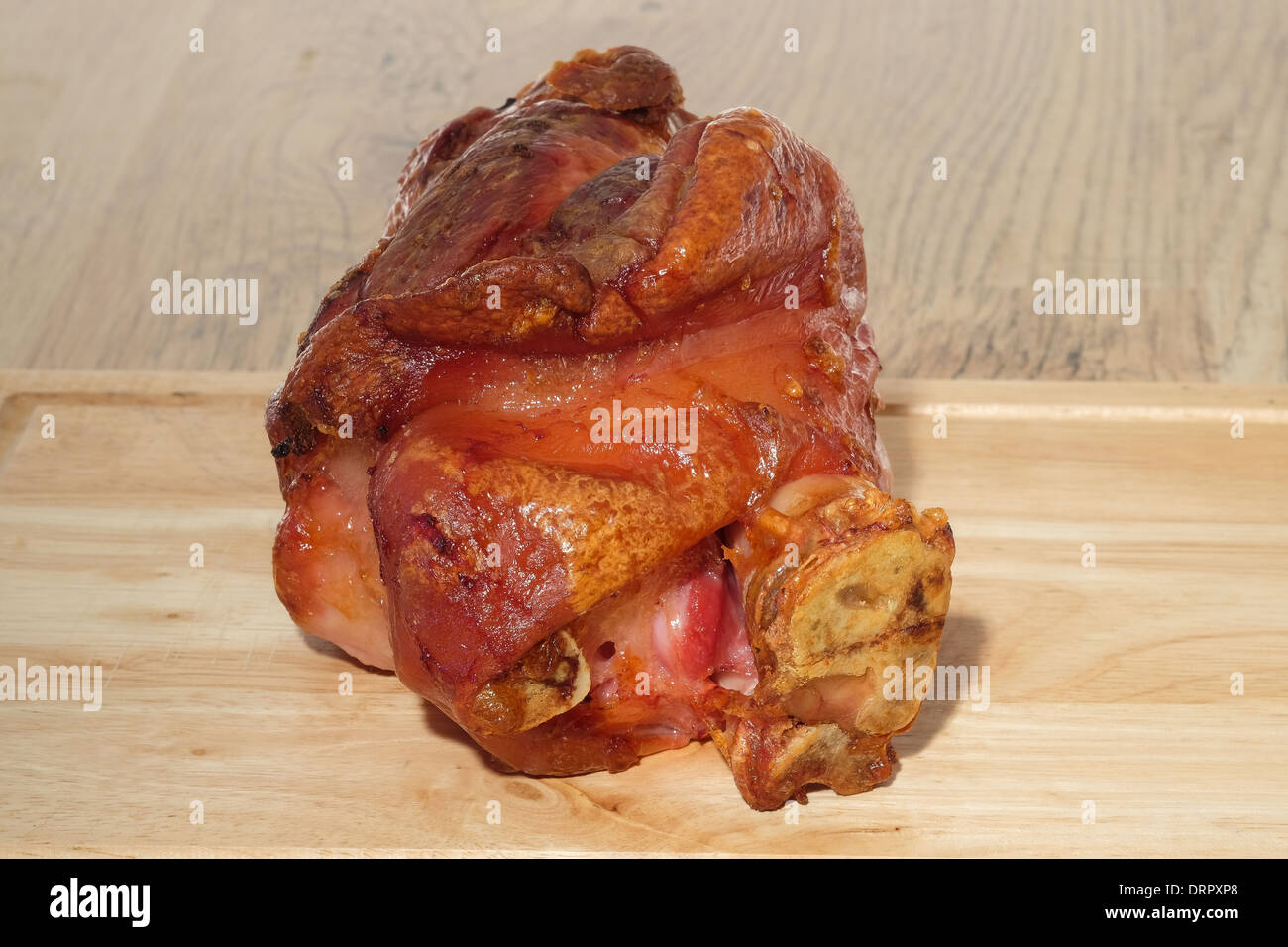 Gebratenes Schweinefleisch gammon Schaft auf ein Schneidebrett. Stockfoto