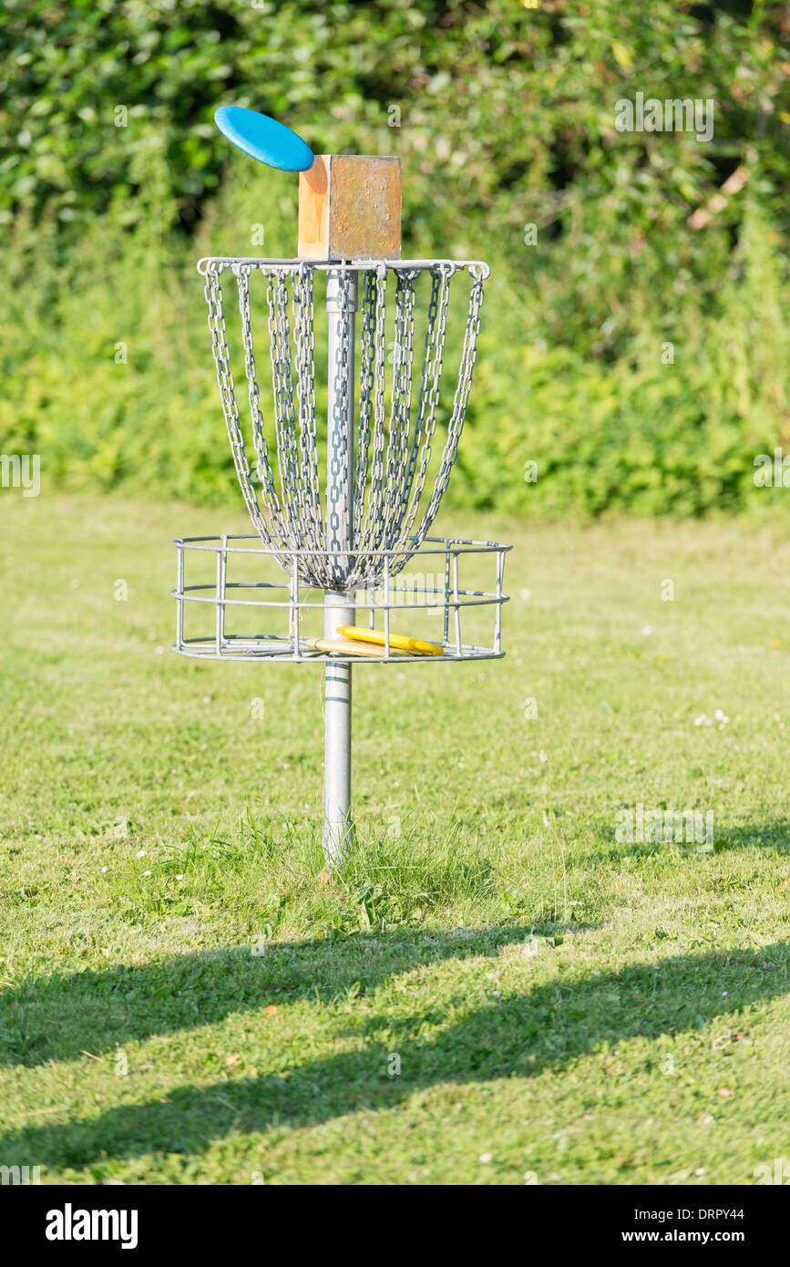 Frisbee-Ziel in einem Disc-Golf-Spiel zu treffen Stockfoto
