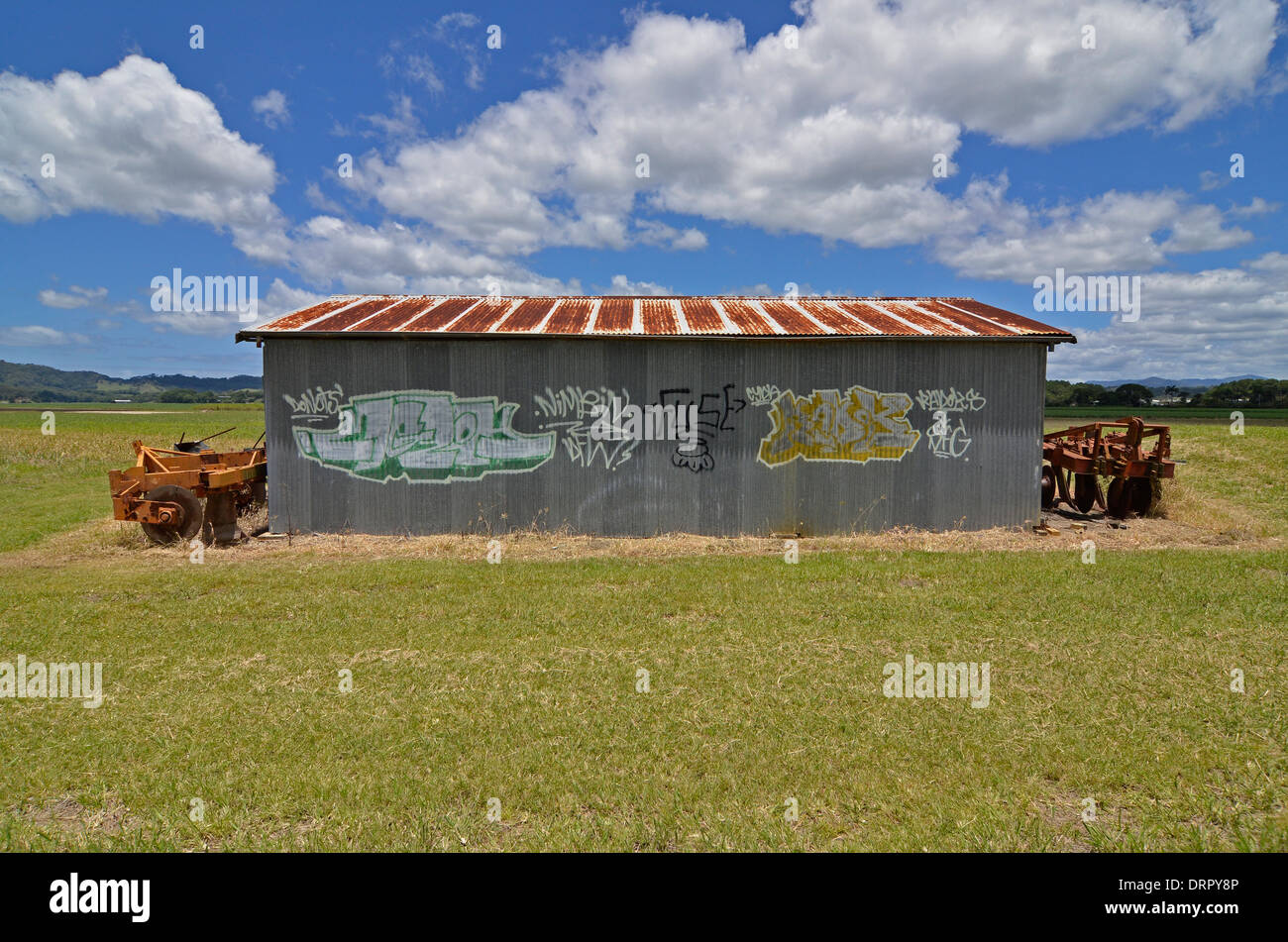 australische Zinn vergossen im Fahrerlager mit Landmaschinen, graffiti Stockfoto