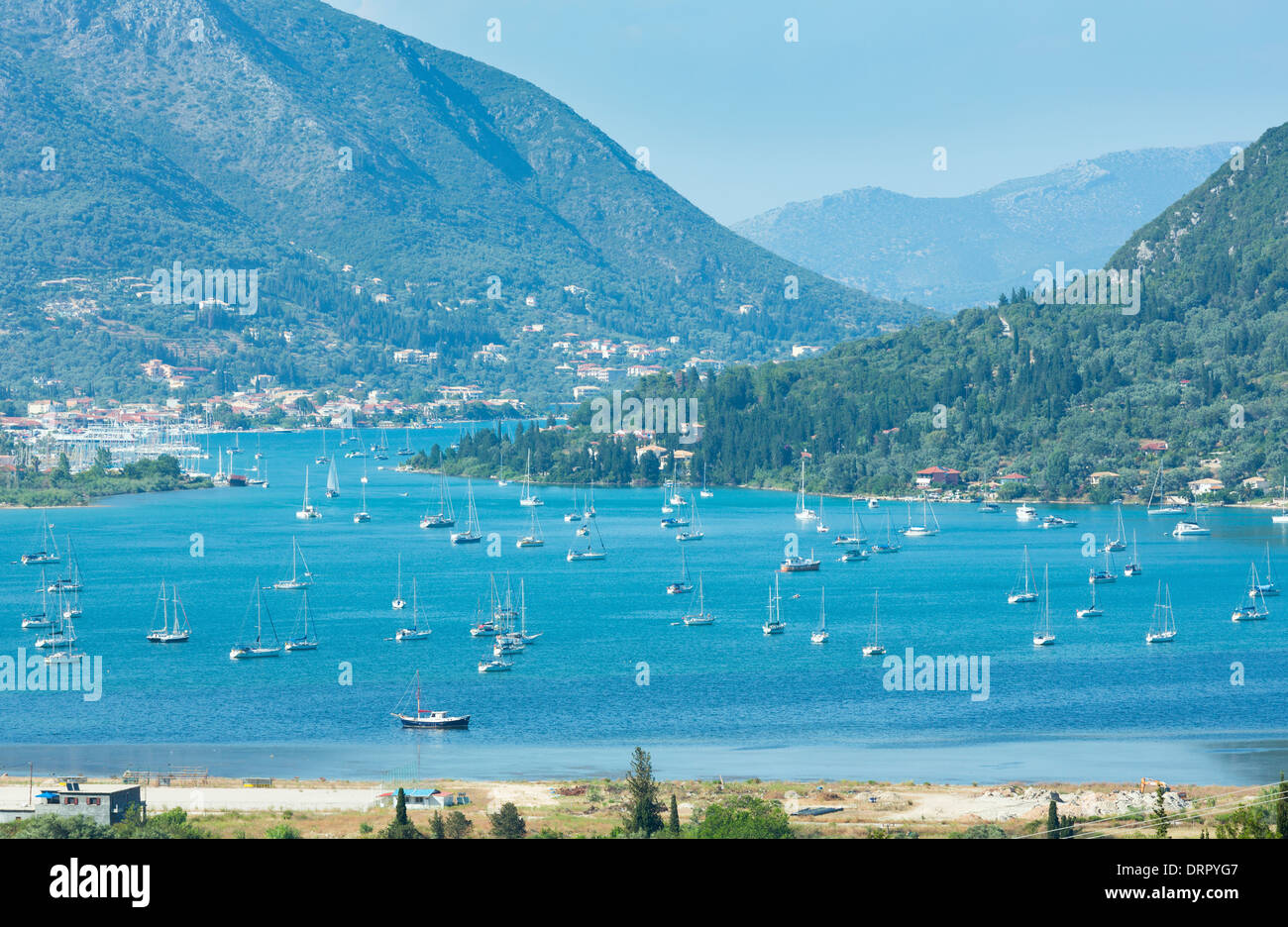 Viele Segelschiffe in der Bucht. Trübe Sommer Lefkada Küstenlandschaft (Nydri, Griechenland, Ionische Meer). Stockfoto