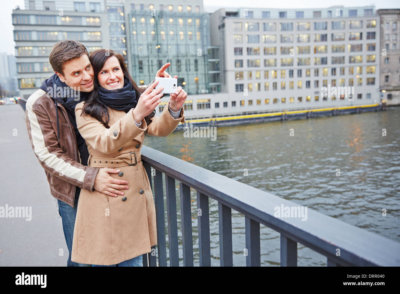Touristen-paar Aufnahmen in der Stadt mit einem smartphones Stockfoto