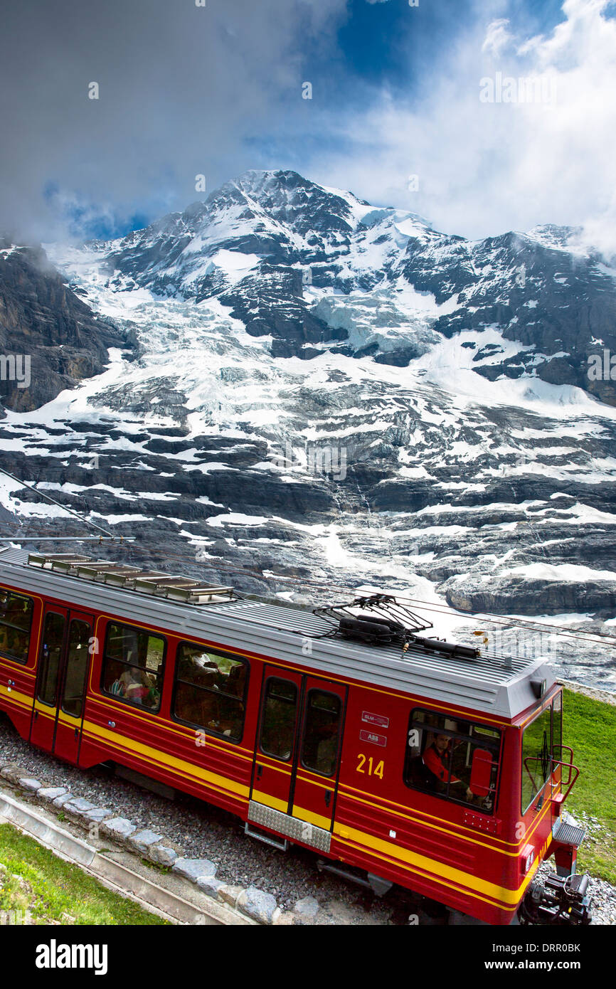 Jungfraubahn Standseilbahn trainieren mit Eigergletscher, Eigergletscher, hinter in den Schweizer Alpen, Berner Oberland, Schweiz Stockfoto