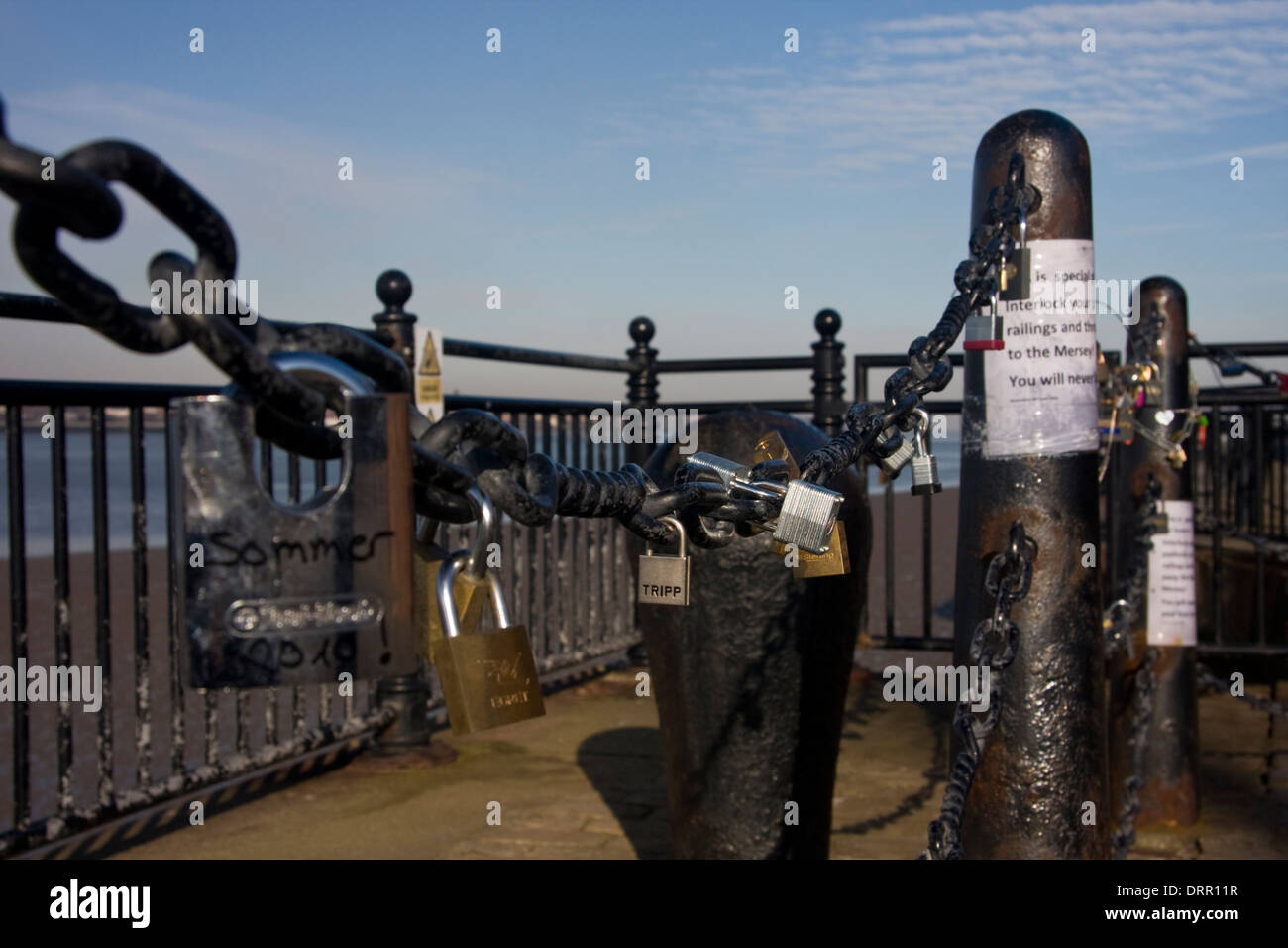 Website von Fluss Mersey in Liverpool, wo Liebhaber eingeladen sind, zu verlassen Interlock Vorhängeschlösser und werfen den Schlüssel in den Fluss Stockfoto