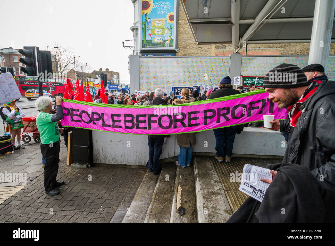 "AX the Bedroom Tax - No Exerctions" protestmarsch und Kundgebung in Peckham, London, Großbritannien Stockfoto