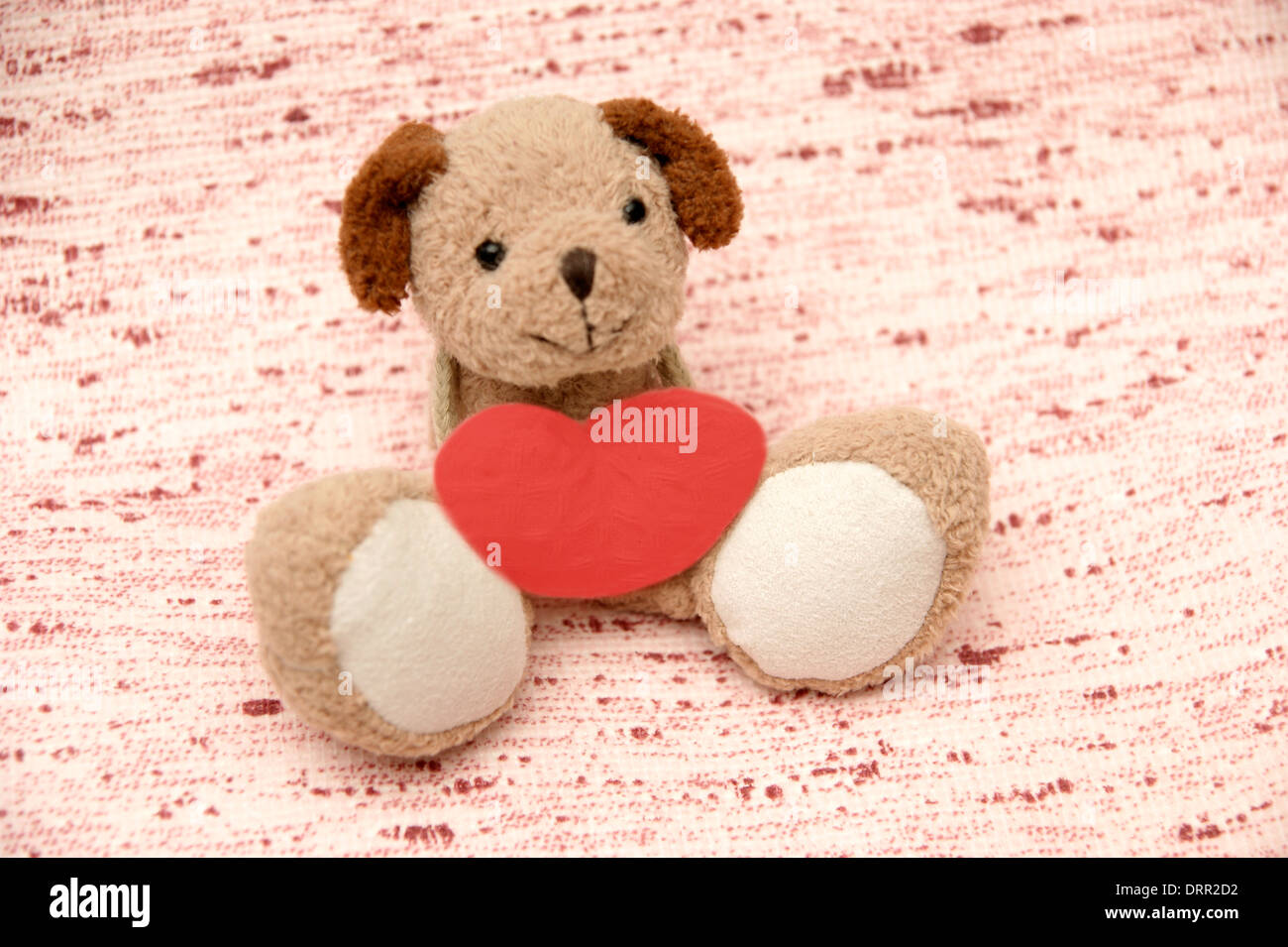 Valentinstag-Teddy-Bär mit Herz 'Ich liebe dich' zu sagen Stockfoto