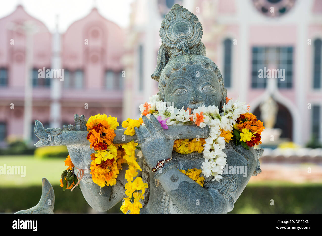 Krishna Statue außerhalb des Krankenhauses Sathya Sai Baba Super Spezialität. Puttaparthi, Andhra Pradesh, Indien Stockfoto