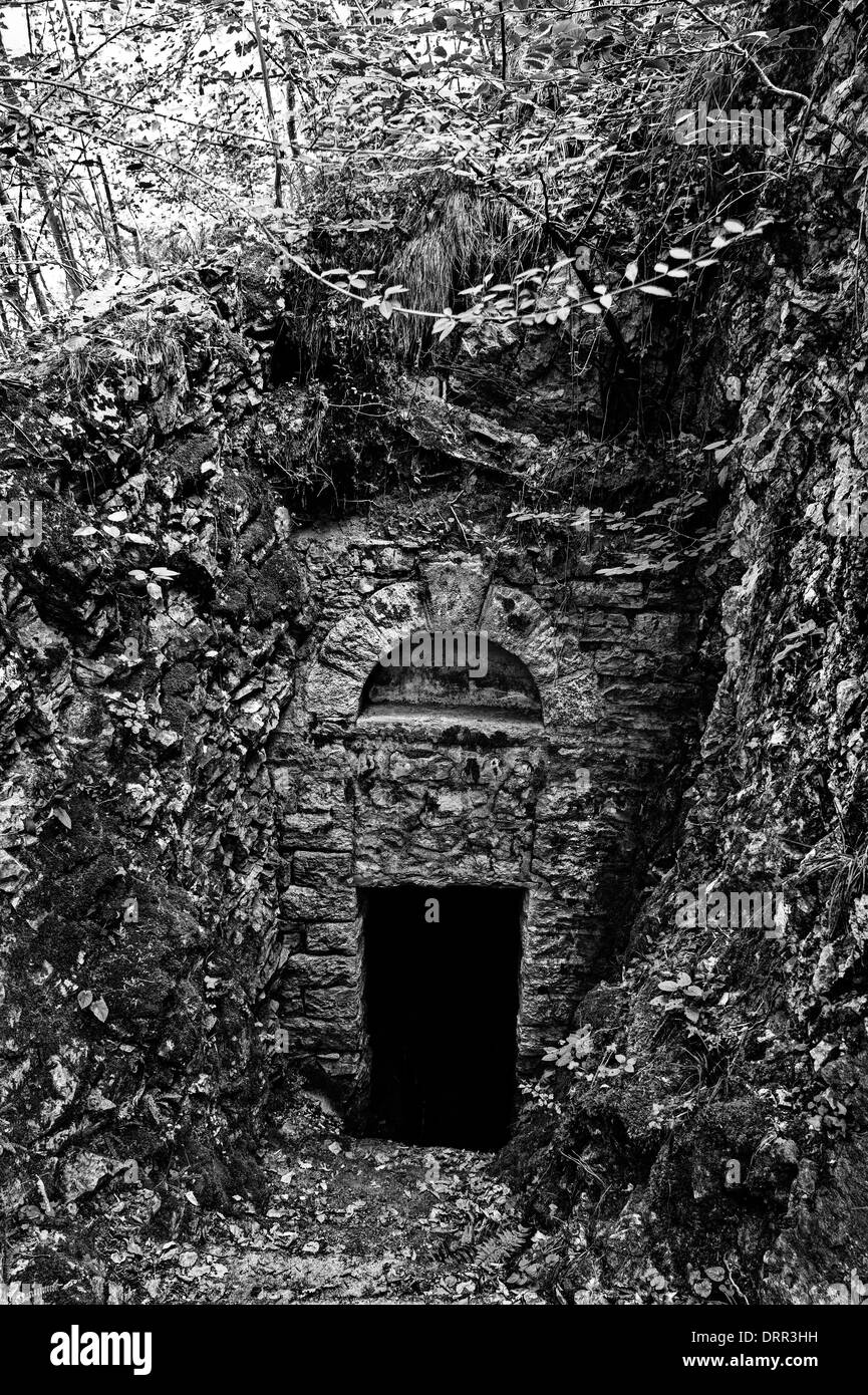 Cadorna Linie, Italien. Ersten Weltkrieg Befestigungsanlagen. Schießscharten Eintrag Stockfoto