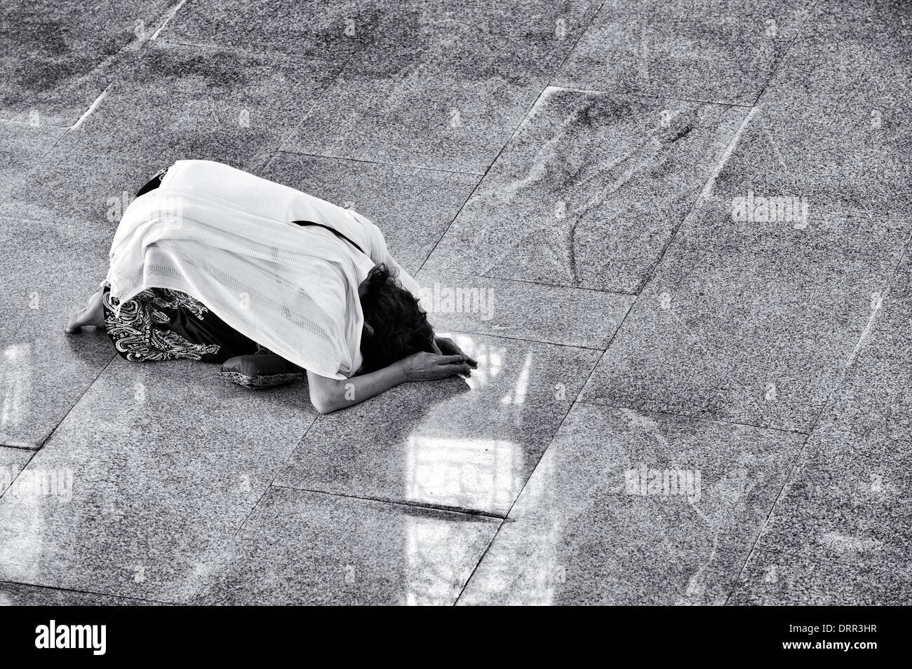 Frau in der Gebetshalle zu Sathya Sai Baba Super-Spezialklinik niederwerfen. Puttaparthi, Andhra Pradesh, Indien. BW Stockfoto