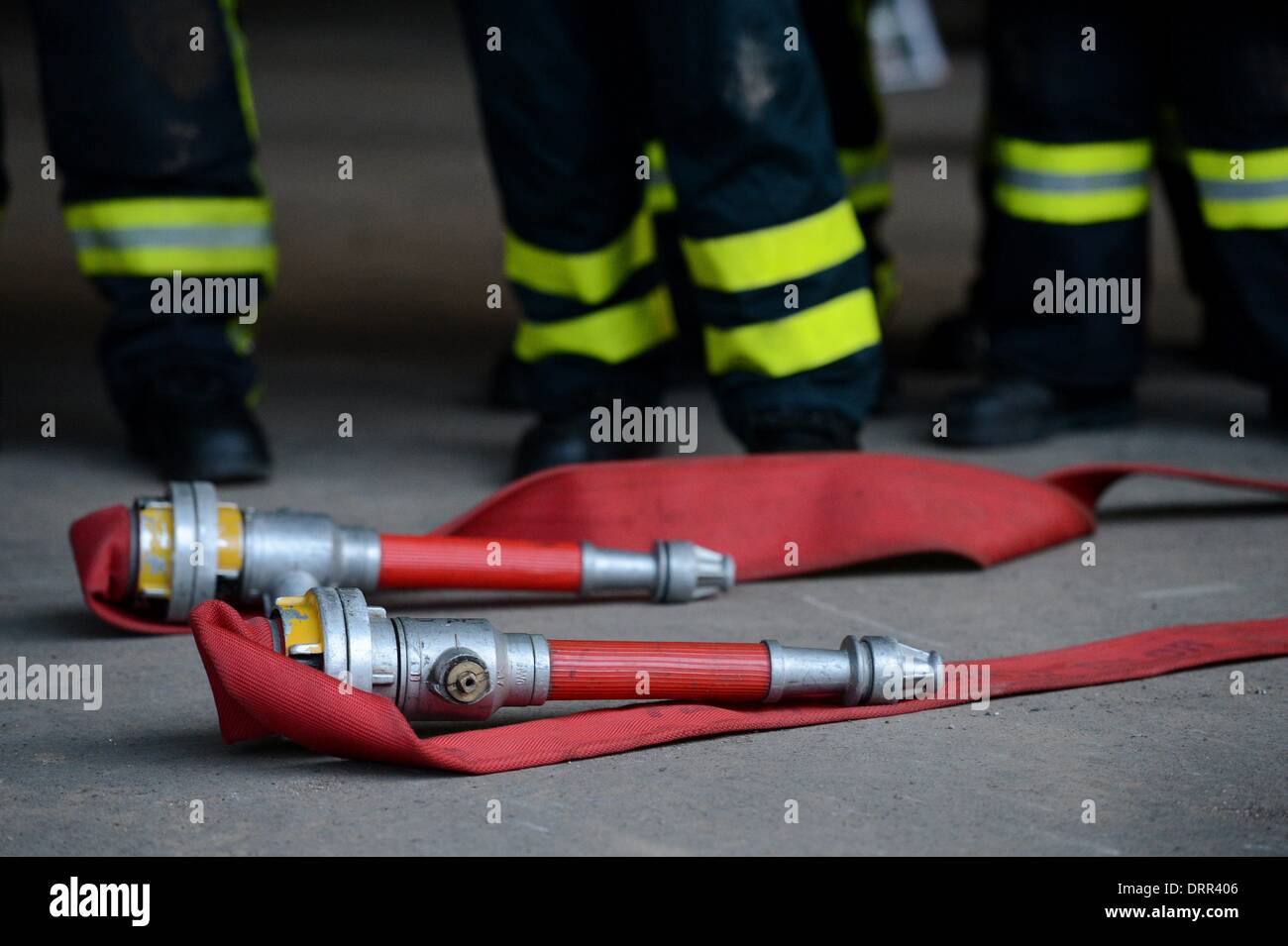 Feuerwehrschläuche bei einem Training für Feuerwehrleute in Osterode, Deutschland, 08. Januar 2014. Foto: Frank Mai Stockfoto