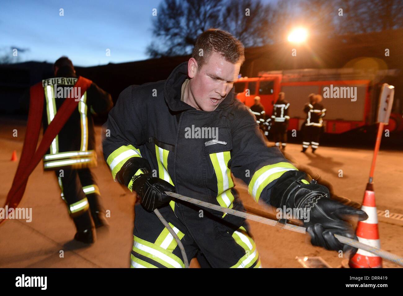 Ein Feuerwehrmann während einer Ausbildung in Osterode, Deutschland, 08. Januar 2014. Foto: Frank Mai Stockfoto