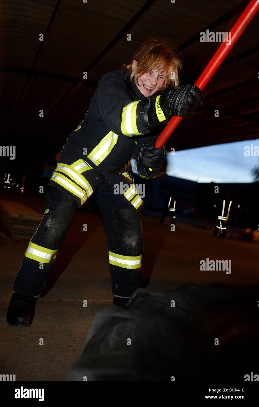 Ein Feuerwehrmann während einer Ausbildung in Osterode, Deutschland, 08. Januar 2014. Foto: Frank Mai Stockfoto