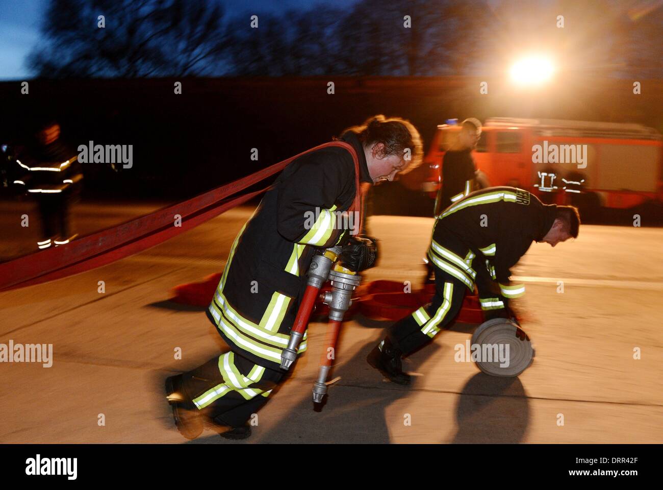 Feuerwehr während einer Ausbildung in Osterode, Deutschland, 08. Januar 2014. Foto: Frank Mai Stockfoto