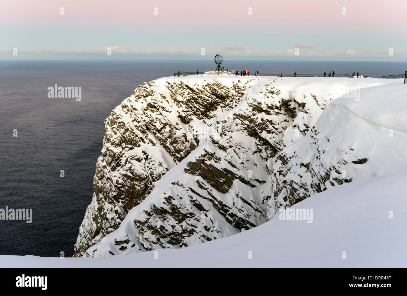 Nordkapp mit Globus-Skulptur, in der Nähe von Honningsvåg, Finnmark, Norwegen, dem nördlichsten Punkt Europas Stockfoto