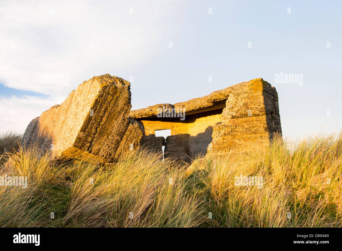 Eine alte zweiten Weltkrieg Pillenbox in den Sanddünen in der Nähe von gemeinsame, Northumberland, UK. Stockfoto