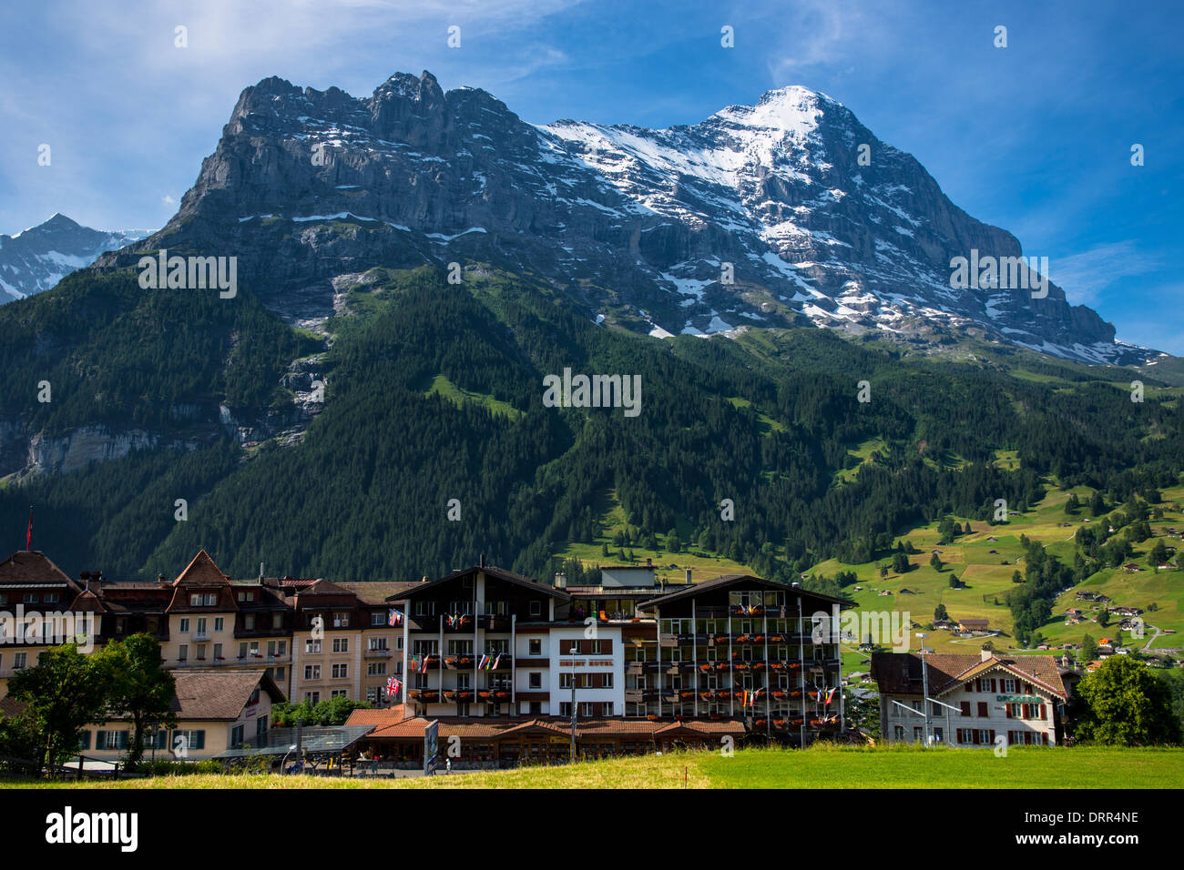 Die Stadt von Grindelwald unter den Eiger-Nordwand in den Schweizer Alpen im Berner Oberland, Schweiz Stockfoto