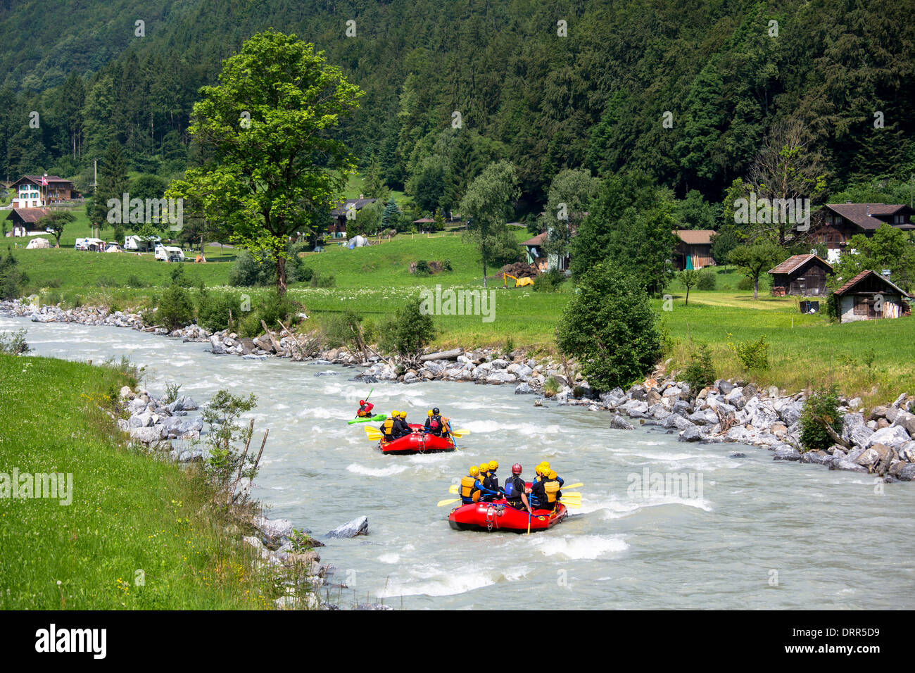 Touristen Wildwasser-rafting in Richtung Interlaken im Berner Oberland, Schweiz Stockfoto