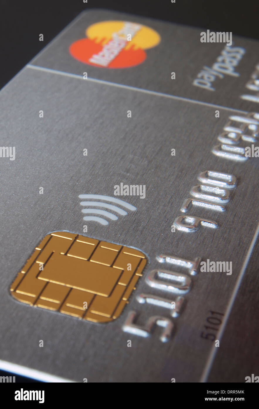 Nahaufnahme einer Mastercard Kreditkarte mit einem kontaktlosen Chip PayPass ausgestattet. Stockfoto